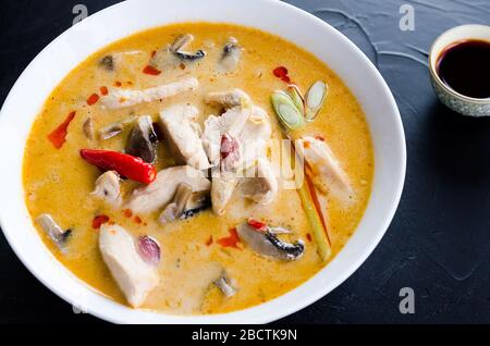 Zuppa Tom Kha Kai con funghi, piatto tailandese Foto Stock