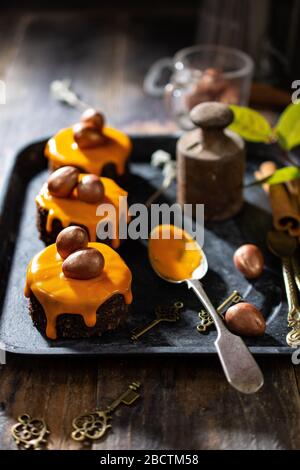 Cupcake pasquali coperti di glassa e decorati con uova di cioccolato. Cibo sano e bevande Foto Stock