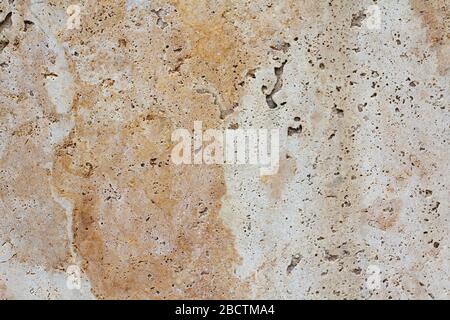 Segato tufo armeno, travertino. Tuff Stone Sawn Cut piastrelle callibrate da Armenia. Ararat Classico Travertin. Travertin lucido con taglio venoso. Nobile Foto Stock