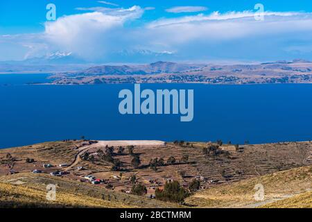 Campagna rurale sulla penisola Copacabana ad un'altitudine di circa 4.000 m, Dipartimento la Paz, Bolivia, America Latina Foto Stock