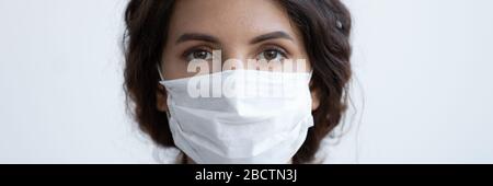 Giovane donna brunetta medico indossare maschera medica di protezione. Foto Stock