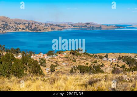 Campagna rurale sulla penisola Copacabana ad un'altitudine di circa 4.000 m, Dipartimento la Paz, Bolivia, America Latina Foto Stock