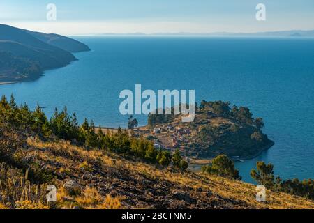 Campagna rurale sulla penisola Copacabana ad un'altitudine di circa 4.000 m, Dipartimento la Paz, Bolivia, America Latina Foto Stock