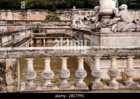 Jardin de la Fontaine nymphaeum, sculture barocche, balaustre, grandi urne ed elaborati vialetti, Nîmes, Francia. Foto Stock