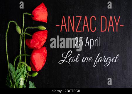 Anzac giorno. Biglietto d'auguri con l'iscrizione e fiori di papavero su sfondo nero. Foto Stock