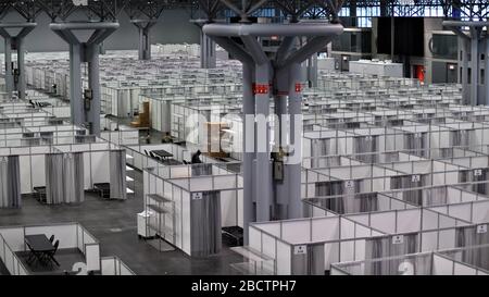 I militari installano il resto degli elementi di supporto; letti, segnaletica, biancheria da letto e scaffali per contenere le forniture mediche e le apparecchiature per trattare i pazienti al Jacob K. Javits Convention Center di New York, 3 aprile 2020. Al termine, il Javits Center avrà altri 2.000 posti letto, di cui 48 posti letto sono per terapia intensiva (ICU). Il centro congressi fa parte dello sforzo di risposta multiagenzia di New York per combattere il COVID-19. (STATI UNITI Foto della Guardia Nazionale aerea di Major Patrick Cordova) Foto Stock