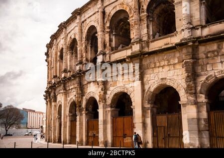 La struttura di 2000 anni della Nîmes Arena è ancora in uso nel sud della Francia. Foto Stock