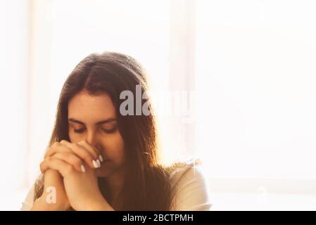 Donna mani pregando a dio. La donna Prega per la benedizione di dio di desiderare una vita migliore, pregando per il perdono e credendo nella bontà. Vita cristiana crisi preghiera a dio. Foto Stock