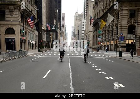 New York City, Stati Uniti. 05th Apr, 2020. Due uomini fanno un giro in bicicletta lungo una sezione vuota di 5th Avenue, dato che ai newyorkesi viene chiesto di rimanere a casa e che le aziende non essenziali rimangono vicine a causa della pandemia di Coronavirus, New York, NY, 5 aprile 2020. New York Gov. Andrew Cuomo ha annunciato il primo calo nel numero di morti a causa dell'infezione da COVID-19 nello Stato di New York senza dare la ragione. (Anthony Behar/Sipa USA) credito: Sipa USA/Alamy Live News Foto Stock
