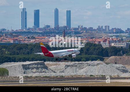 MADRID, SPAGNA - 14 APRILE 2019: Iberia Airlines Airbus A319 aereo passeggeri in atterraggio all'aeroporto internazionale di Madrid-Barajas Adolfo Suarez in arretrato Foto Stock