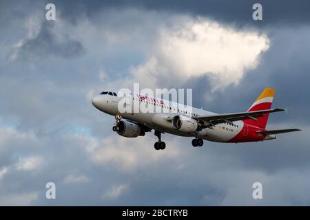 MADRID, SPAGNA - 17 MAGGIO 2019: Iberia Airlines Airbus A320 aereo passeggeri pronto a atterrare all'aeroporto internazionale Adolfo Suarez Madrid-Barajas, su un cl Foto Stock