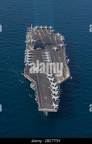 La nave portaerei USS Dwight D. Eisenhower della classe Nimitz della marina statunitense durante il transito dal 2 aprile 2020 nel Mar Arabico. Foto Stock