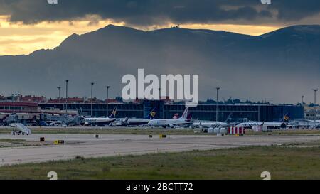 MADRID, SPAGNA - 17 MAGGIO 2019: Aerei di diverse compagnie aeree all'Aeroporto Internazionale Adolfo Suarez Madrid-Barajas, al tramonto Foto Stock