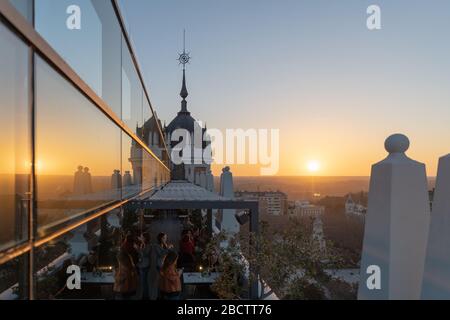 MADRID, SPAGNA - 24 FEBBRAIO 2019: Clienti che si rilassano e hanno un aperitivo su una delle tante terrazze sul tetto dell'hotel durante il tramonto a Madrid. Foto Stock