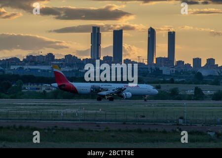 MADRID, SPAGNA - 17 MAGGIO 2019: L'aereo passeggeri Iberia Airlines Airbus A321 atterra all'aeroporto internazionale Adolfo Suarez Madrid-Barajas al tramonto. Il Foto Stock