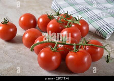 Pomodori freschi maturati in vite su un piano cucina. Foto Stock