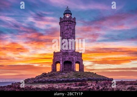 Alba alla Darwen Tower, Lancashire, Regno Unito. Sopra la città di Darwen (Jublee Tower) Foto Stock