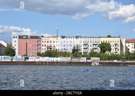 Fila gigante di edifici di appartamenti dietro il fiume Sprea a Friedrichshain Berlino Foto Stock