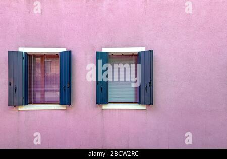 Case colorate sull'isola italiana di Burano An Island nella laguna veneta a ragionevolmente breve distanza in barca da Venezia, Italia Foto Stock