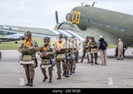 Paracadutisti e C-47A Douglas Dakota durante l'evento Daks over Normandy, Duxford Airfield, Cambridgeshire, Regno Unito Foto Stock
