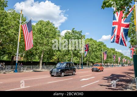 Stelle e strisce e bandiere Union, The Mall, Londra, Regno Unito Foto Stock