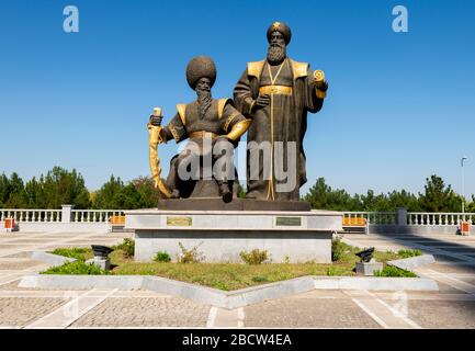 Statue del Sultano Alp Arslan e Malik Shah nel Parco dell'Indipendenza di Ashgabat, Turkmenistan. Eroe e leader in Asia centrale. Statua di bronzo. Foto Stock