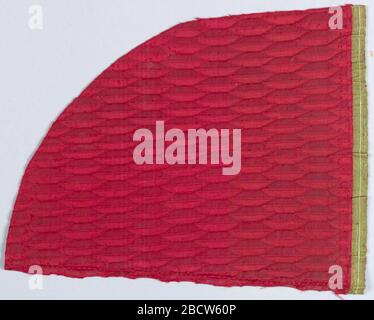 Frammento. Ricerca in ProgressDark Red damask con un design geometrico oblungo. Bocchetta verde. Frammento Foto Stock