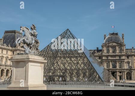 PARIGI LOCKDOWN: UNA DOMENICA SOLEGGIATA INTORNO A LE LOUVRE Foto Stock