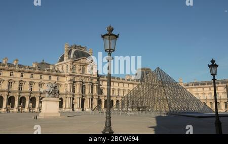 PARIGI LOCKDOWN: UNA DOMENICA SOLEGGIATA INTORNO A LE LOUVRE Foto Stock