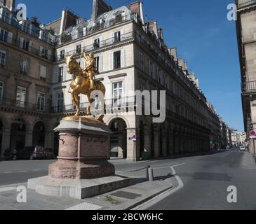 PARIGI LOCKDOWN: UNA DOMENICA SOLEGGIATA INTORNO A LE LOUVRE Foto Stock