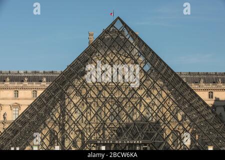 PARIGI LOCKDOWN: UNA DOMENICA SOLEGGIATA INTORNO A LE LOUVRE Foto Stock