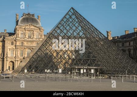 PARIGI LOCKDOWN: UNA DOMENICA SOLEGGIATA INTORNO A LE LOUVRE Foto Stock