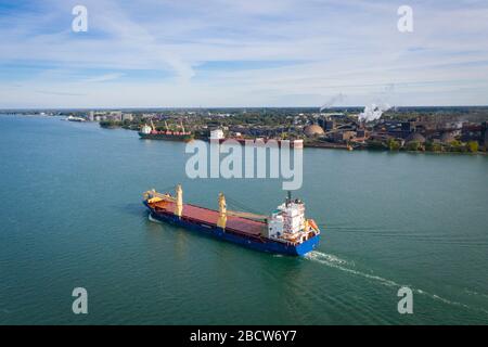 Nave da carico vicino al Porto di Montreal sul Fiume St-Lawrence Foto Stock