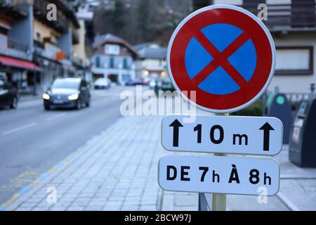 Signalisation routière : interdiction de stationner de 7h à 8h. Saint-Gervais-les-Bains. Alta Savoia. Francia. Foto Stock