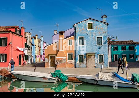 Case colorate sull'isola italiana di Burano An Island nella laguna veneta a ragionevolmente breve distanza in barca da Venezia, Italia Foto Stock