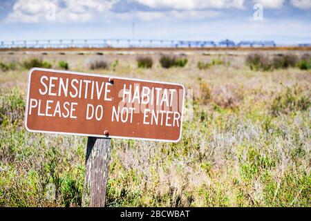 'Sensitive Habitat; Please do not Enter' segno pubblicato sul litorale della Baia di San Francisco; vegetazione palustre visibile sullo sfondo; Palo Alto, Cal Foto Stock