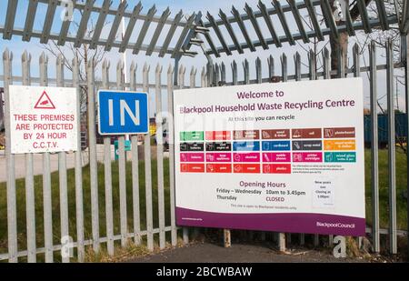 Avvisi all'ingresso del centro di riciclaggio dei rifiuti Blackpool Borough Councils. Questo sito è aperto al pubblico per lo smaltimento dei rifiuti domestici Foto Stock