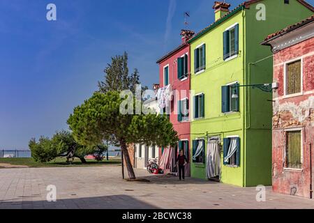 Case colorate sull'isola italiana di Burano An Island nella laguna veneta a ragionevolmente breve distanza in barca da Venezia, Italia Foto Stock