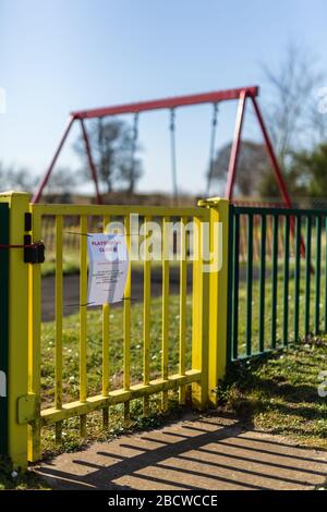 Coronavirus pandemic 2020 - distanza sociale, parco giochi chiuso bambini come consigliato dai governi di tutto il mondo per fermare la diffusione della malattia Foto Stock