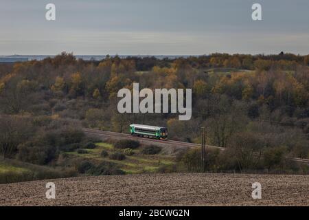 Londra Midland classe 153 treno a carrozza singola 153366 che passa Brogbrough sulla linea ferroviaria Marston vale con un treno da Bletchley a Bedford Foto Stock