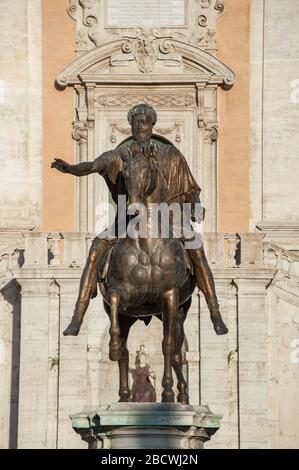 Primo piano della statua equestre dell'imperatore romano Marco Aurelio di fronte al Palazzo Senatorio in Piazza del Campidoglio, Roma Foto Stock