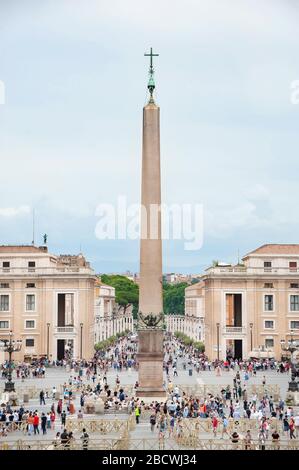 ROMA, ITALIA - 30 GIUGNO 2017 - Obelisco Vaticano, Piazza San Pietro, Roma. L'obelisco fu originariamente portato a Roma dall'imperatore Gaius Caligula nel 37 d.C. Foto Stock