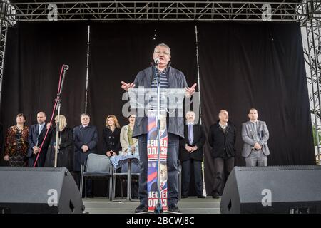 VRSAC, SERBIA - 10 APRILE 2016: Vojislav Seselj, leader del partito radiale serbo (SRS), parla durante un suo incontro, accanto a uno dei suoi associati Foto Stock