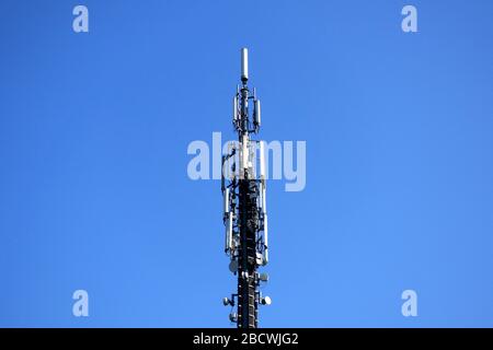 Le antenne e il satellite della torre per telecomunicazioni trasmettono i segnali dei segnali mobili da 5g 4g cellulare Foto Stock