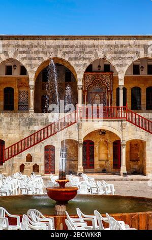 Ingresso principale al Palazzo Beiteddine, fontana, scale e arcade, Beiteddine, Monte Libano, Libano, Medio Oriente, colore Foto Stock