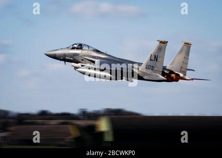 Un aereo da combattimento statunitense F-15C Eagle assegnato al 493rd Fighter Squadron decada per un sortito di addestramento alla Royal Air Force Lakenheath 23 marzo 2020 a Lakenheath, Regno Unito. Nonostante l'attuale pandemia di COVID-19, 48th Fighter Wing continua a pattugliare di routine in tutta Europa. Foto Stock