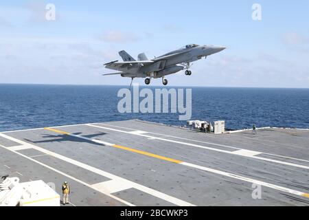 Un aereo da combattimento statunitense F/A-18E Hornet, attaccato ai Warhawks dello Strike Fighter Squadron 97, viene sventolato mentre si avvicina al ponte di volo della portaerei della classe Ford USS Gerald R. Ford in corso di svolgimento della sua piattaforma di volo e della certificazione del centro di controllo del traffico aereo di combattimento 19 marzo, 2020 nell'Oceano Atlantico. Foto Stock