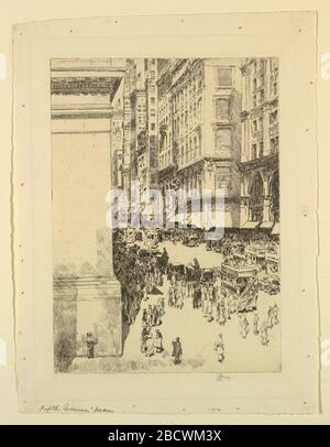 Quinta Avenue Noon. Ricerca in ProgressFifth Avenue, New York, a mezzogiorno vicino all'angolo di 35th Street. Street scene, pesantemente trafficato con numerosi pedoni. Angolo dell'edificio sulla sinistra. Quinta Avenue Noon Foto Stock