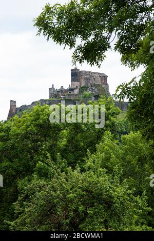 Il piccolo borgo medievale di montagna di Beaune-le-Froid nella regione Auvergne di Francia, noto per il suo formaggio chiamato Saint-Nectaire. Foto Stock