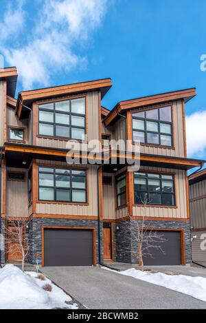 Case di lusso nella città di montagna di Canmore Alberta durante l'inverno. Canmore è una popolare destinazione di montagna in Alberta Canada. Foto Stock